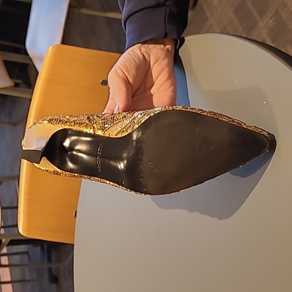 Gorgeous Cabarros gold sequin pumps with approximately 2" satin heels. Size 9.5B - Picture 4 of 9